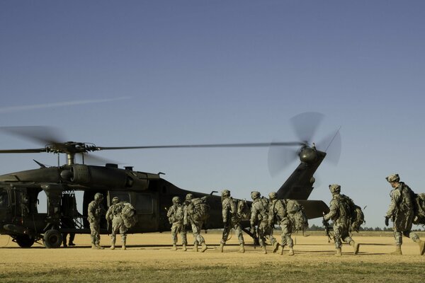 Aterrizaje de soldados equipados en un helicóptero