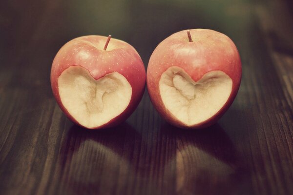 Надкусанные les pommes. Le papier peint pommes. Coeur