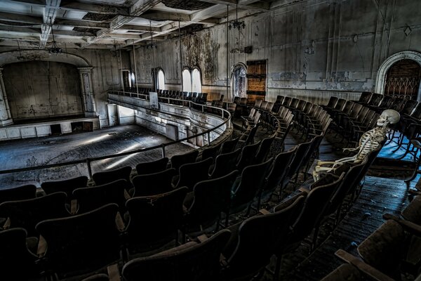 Lo scheletro si trova sugli spalti di un vecchio teatro abbandonato