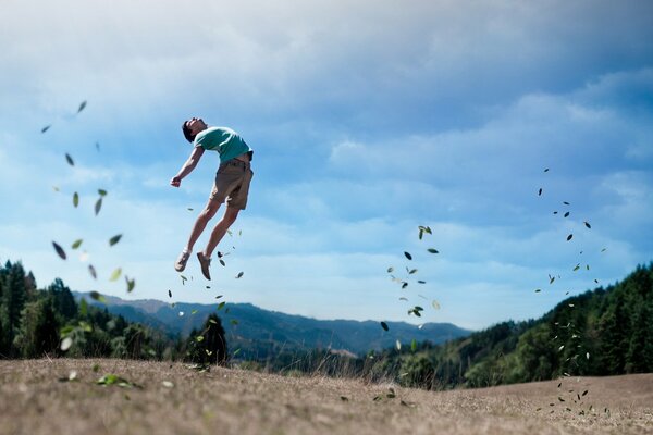 Foto de un hombre saltando en un campo