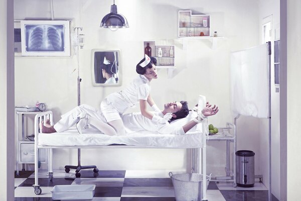 Медсестра в палате на койке с пациентом