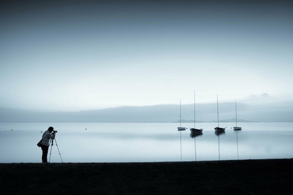 Fotograf, der Boote am See fotografiert