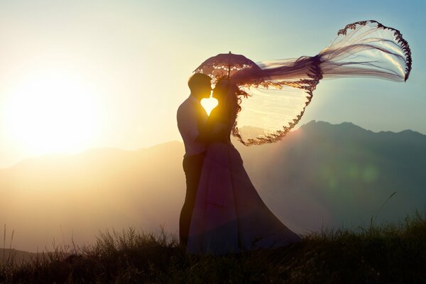 Couple romantique au soleil couchant