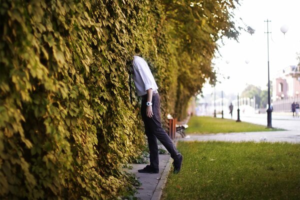 Sesión de fotos de un chico en la calle con uvas silvestres