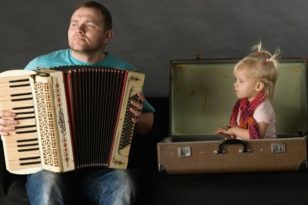 Vater spielt Akkardion für seine Tochter