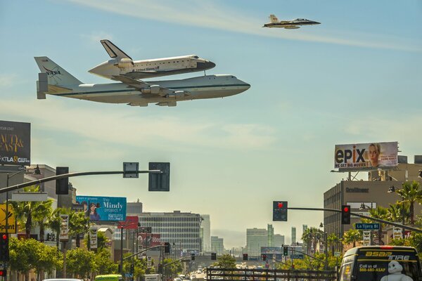 Nasa shuttle flies over Los Angeles