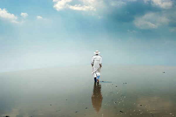 L homme marche sur le bord de mer