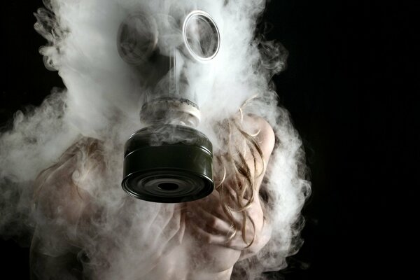 Dziewczyna w masce gazowej przeciw dymowi