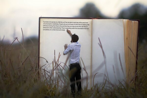 Imagen de un hombre en un libro enorme