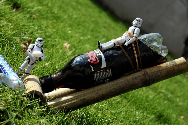 Star Wars versucht, auf einer Cola-Flasche zu fliegen