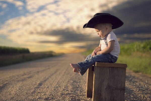 Piccolo ragazzo sulla strada Servizio Fotografico