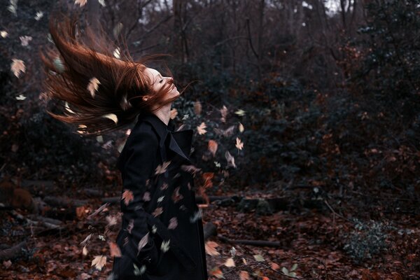 Ragazza con i capelli rossi nella foresta d autunno