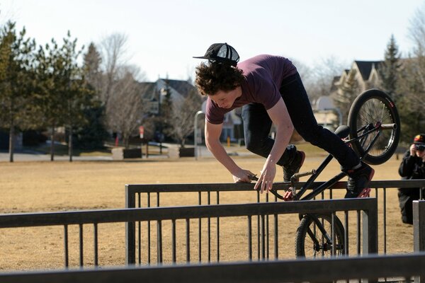 The fall of a guy from a bmx bike