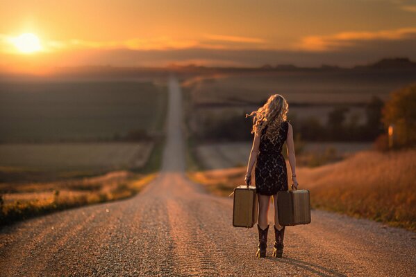 La dame à la valise va sur la route