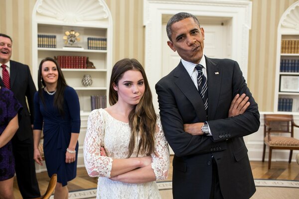 Barack Obama und das Mädchen schlängeln sich ins Gesicht