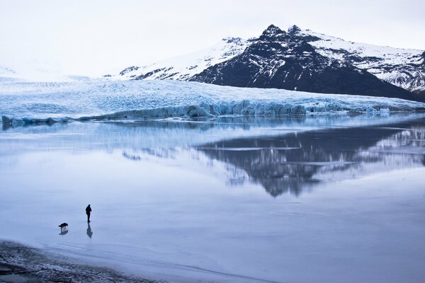 Photo of a man on the frozen ground of the mountain