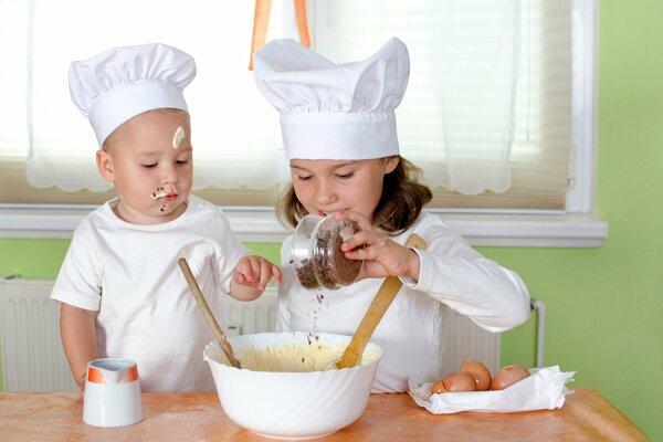 Sesión de fotos de dos niños como cocineros