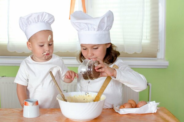 Séance photo de deux enfants dans le rôle de cuisiniers