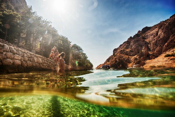 Fotos de chicas que se bañan en un lago en las montañas