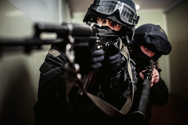Deux commandos dans le couloir avec des armes