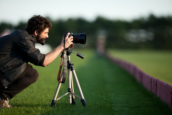 Kinky homme avec une barbe et un appareil photo