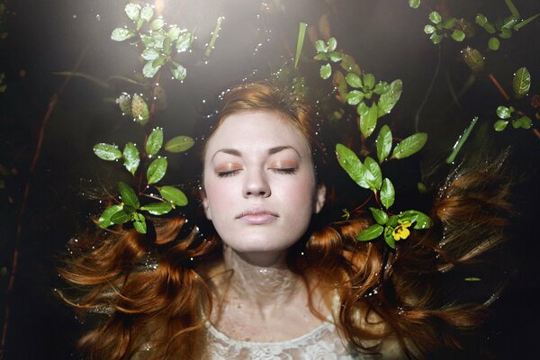 Ragazza alla moda in acqua con i capelli sciolti