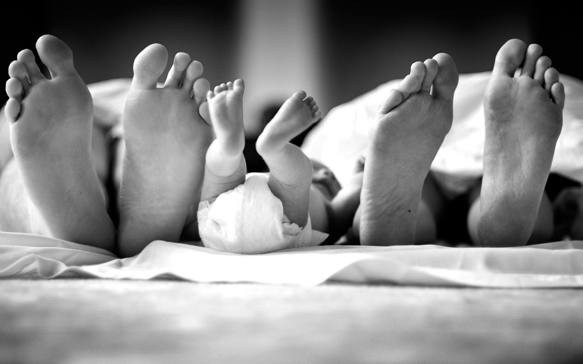 piedi famiglia bambino sonno b / n bianco e nero