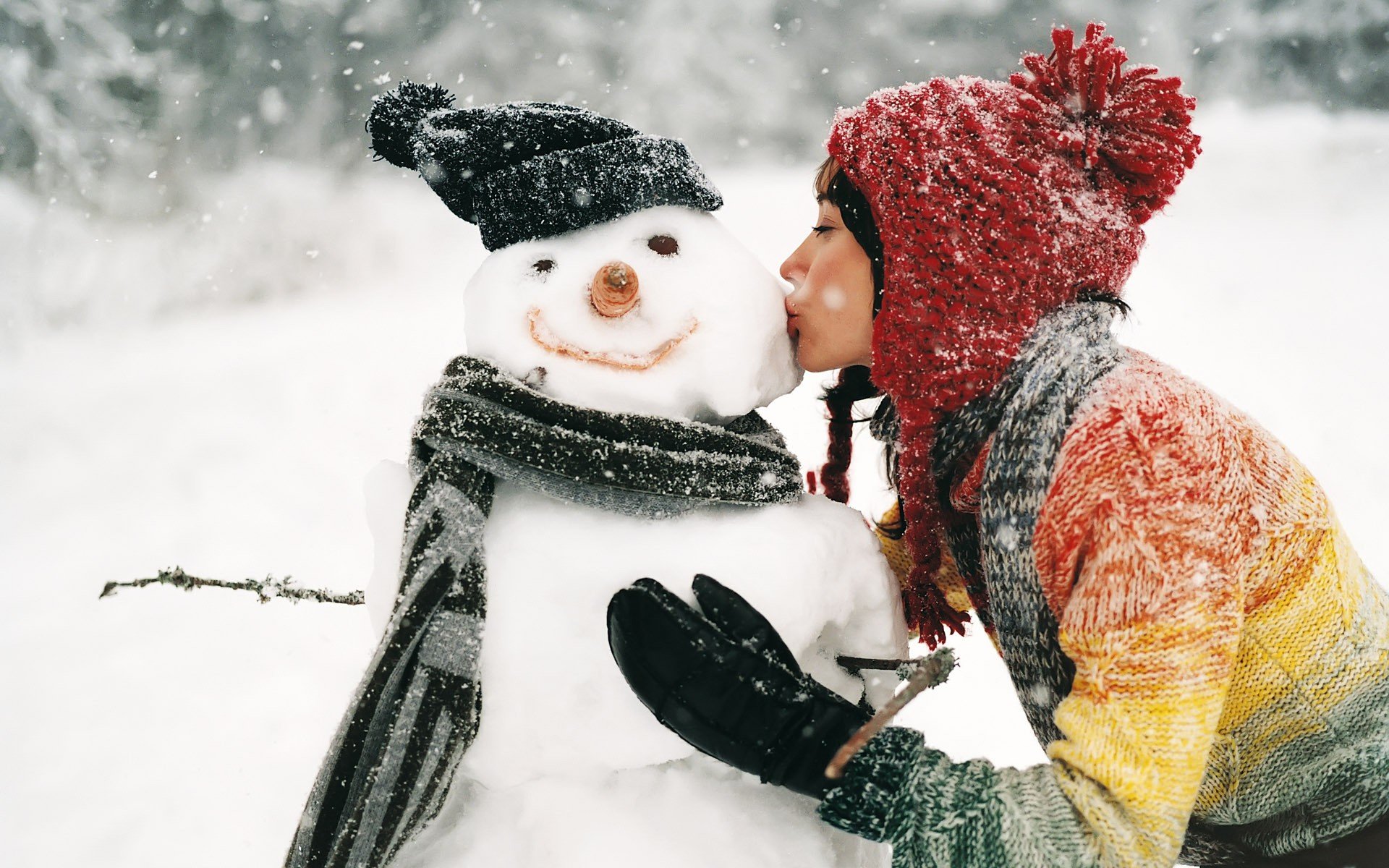 l hiver la neige bonhomme de neige jeune fille baiser