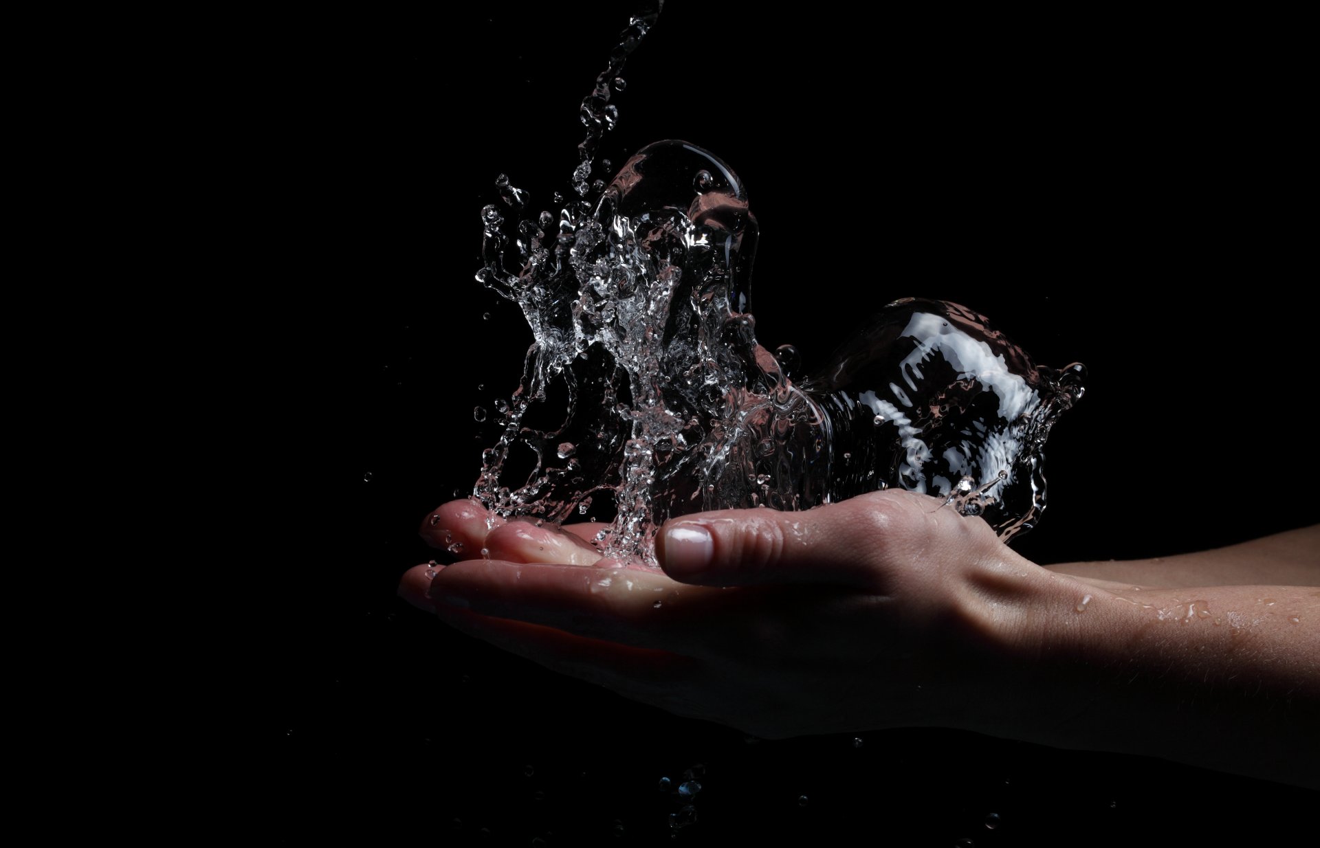 les mains l eau les éclaboussures