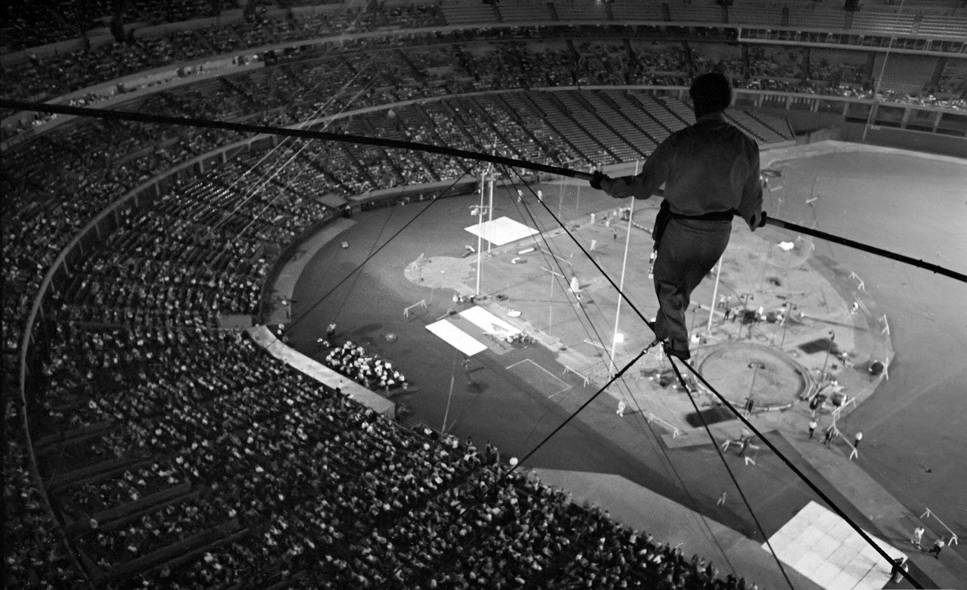 situation seiltänzer arena zuschauer kuppel wusota adrenalin risiko foto