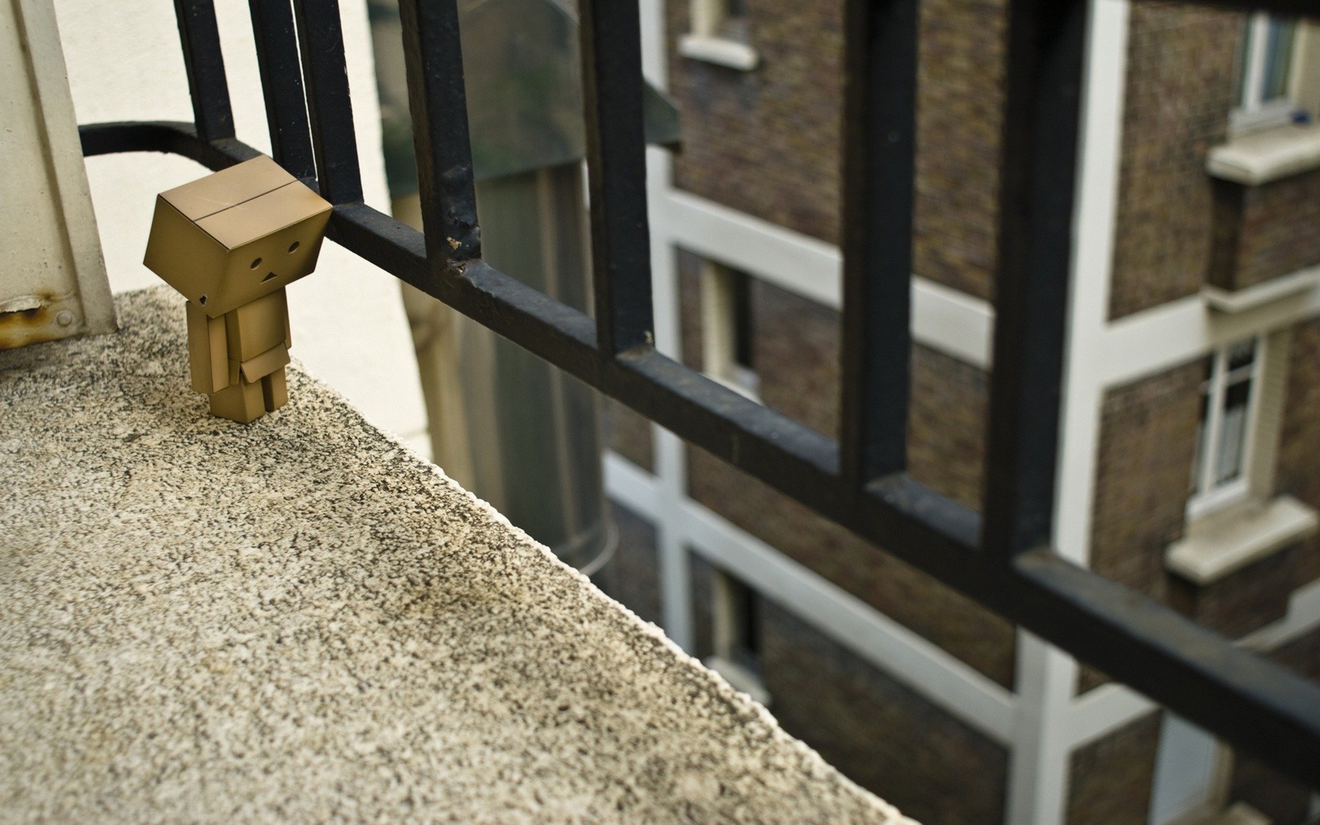 caja balcón esgrima barandilla casa ventana danbo