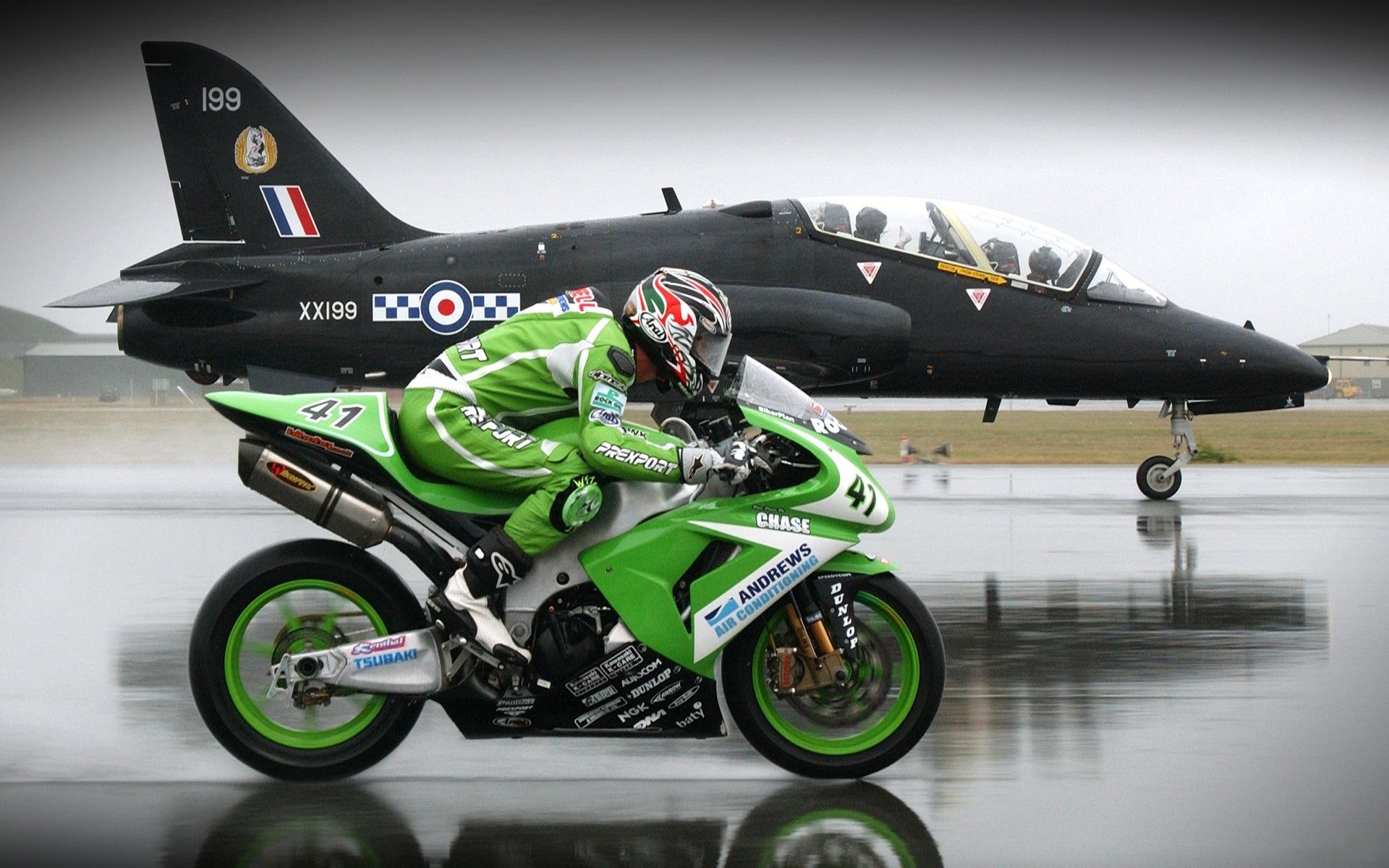 motocicleta avión en la destilación pista velocidad