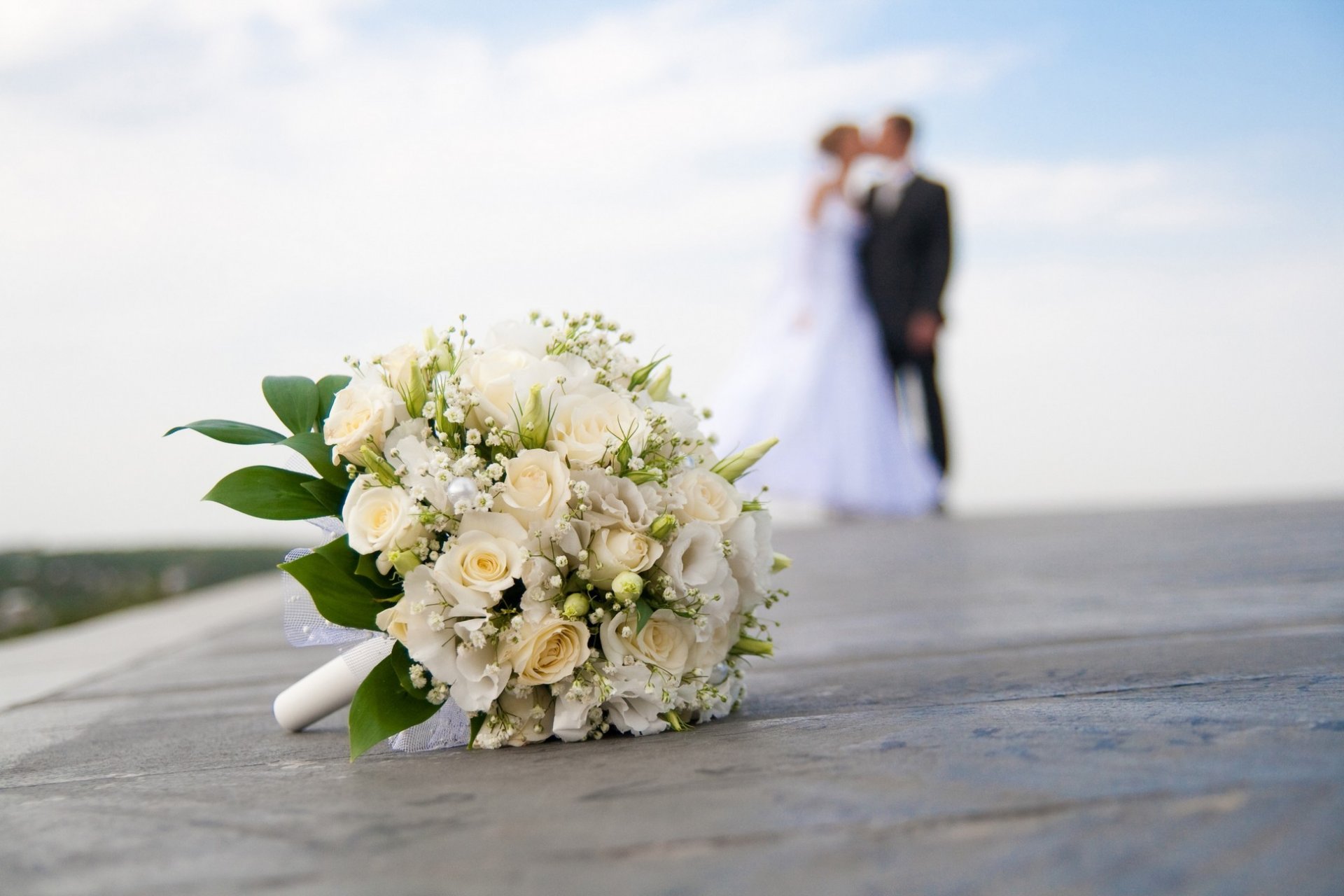 wedding groom bride blur bridal bouquet close-up