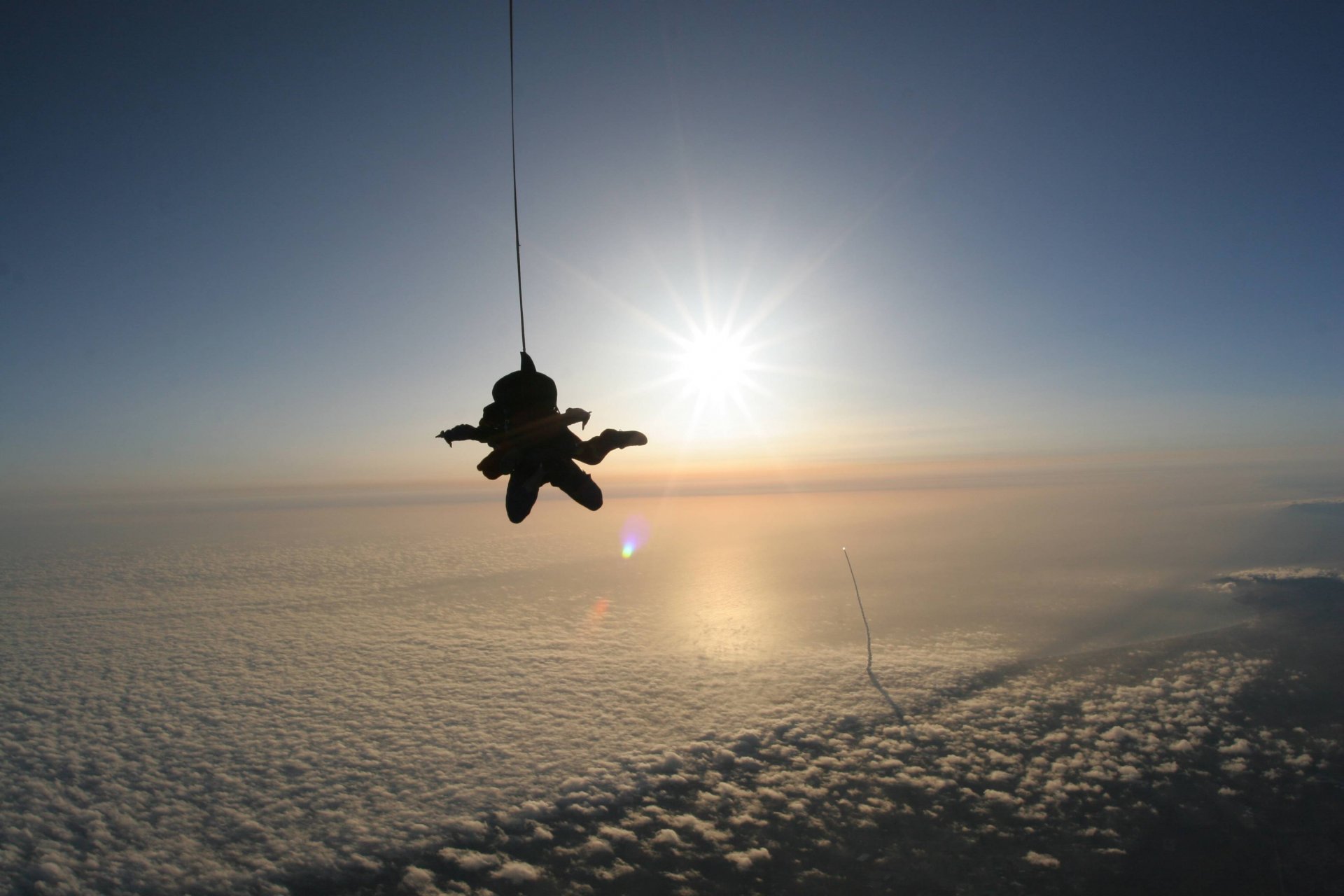 salto paracaidista nubes adrenalina sorpresa vuela en encuentro