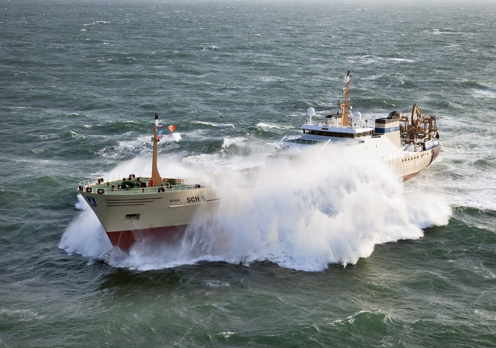 nave mare onde tempesta spruzzi estremo