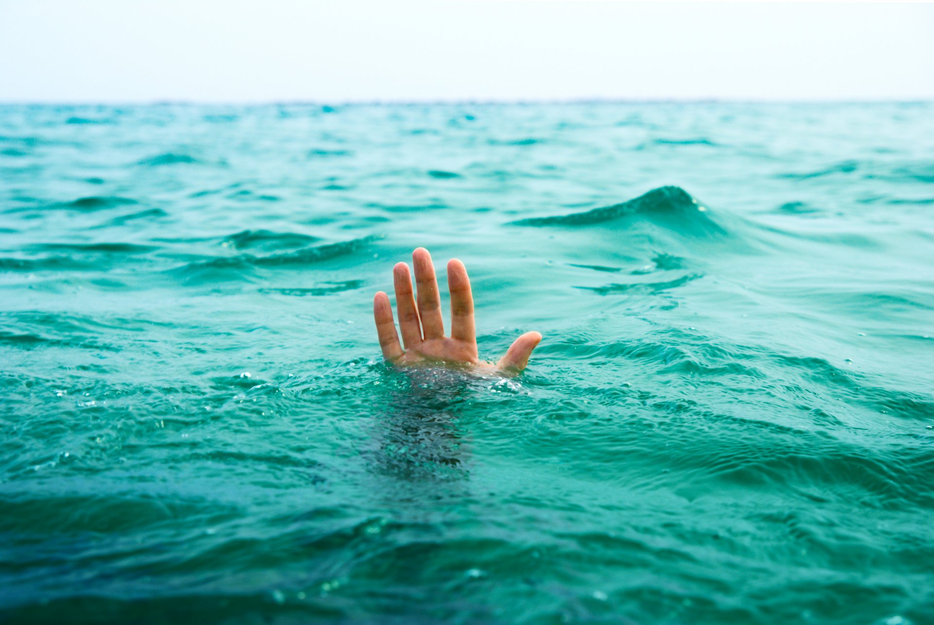 situation le gars la main la noyade la mer l océan l eau l assistance la mort la vie