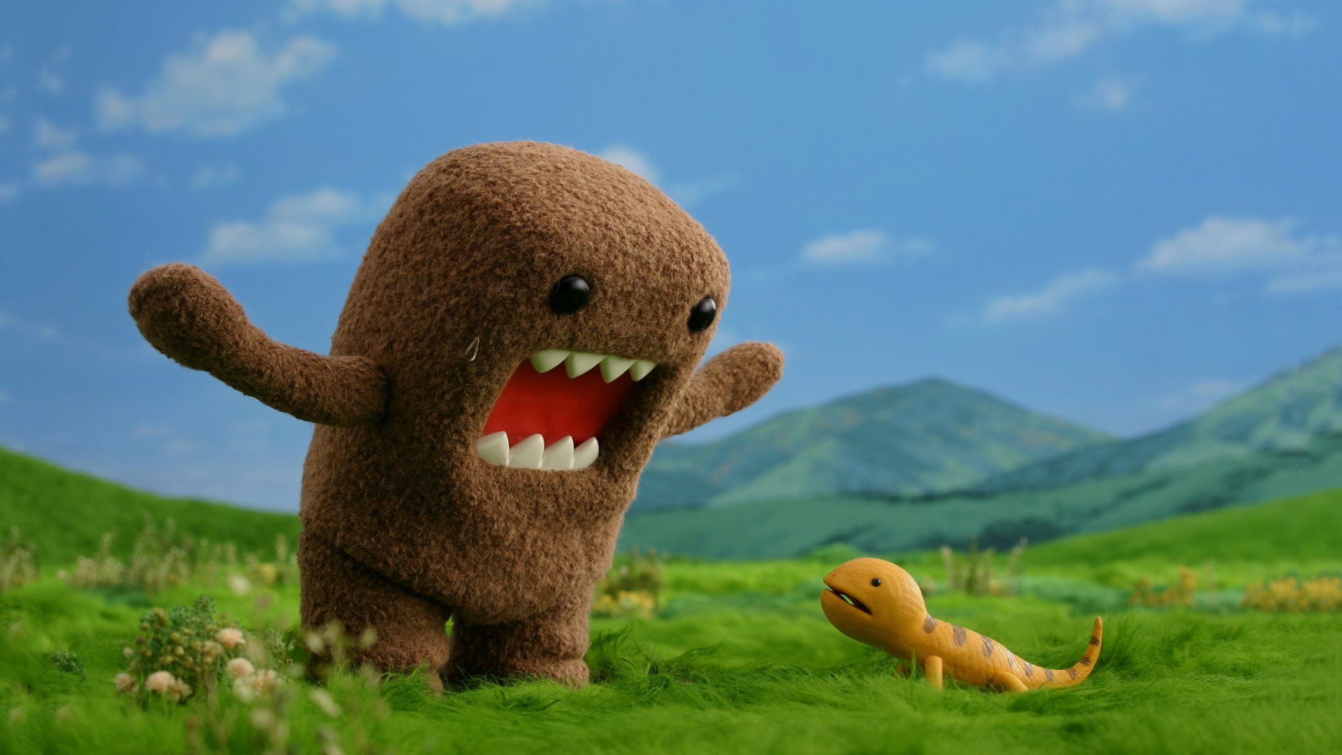 domo-kun eidechse gras