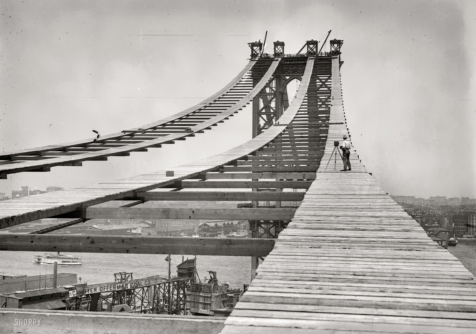 retro foto b / w puente construcción historia