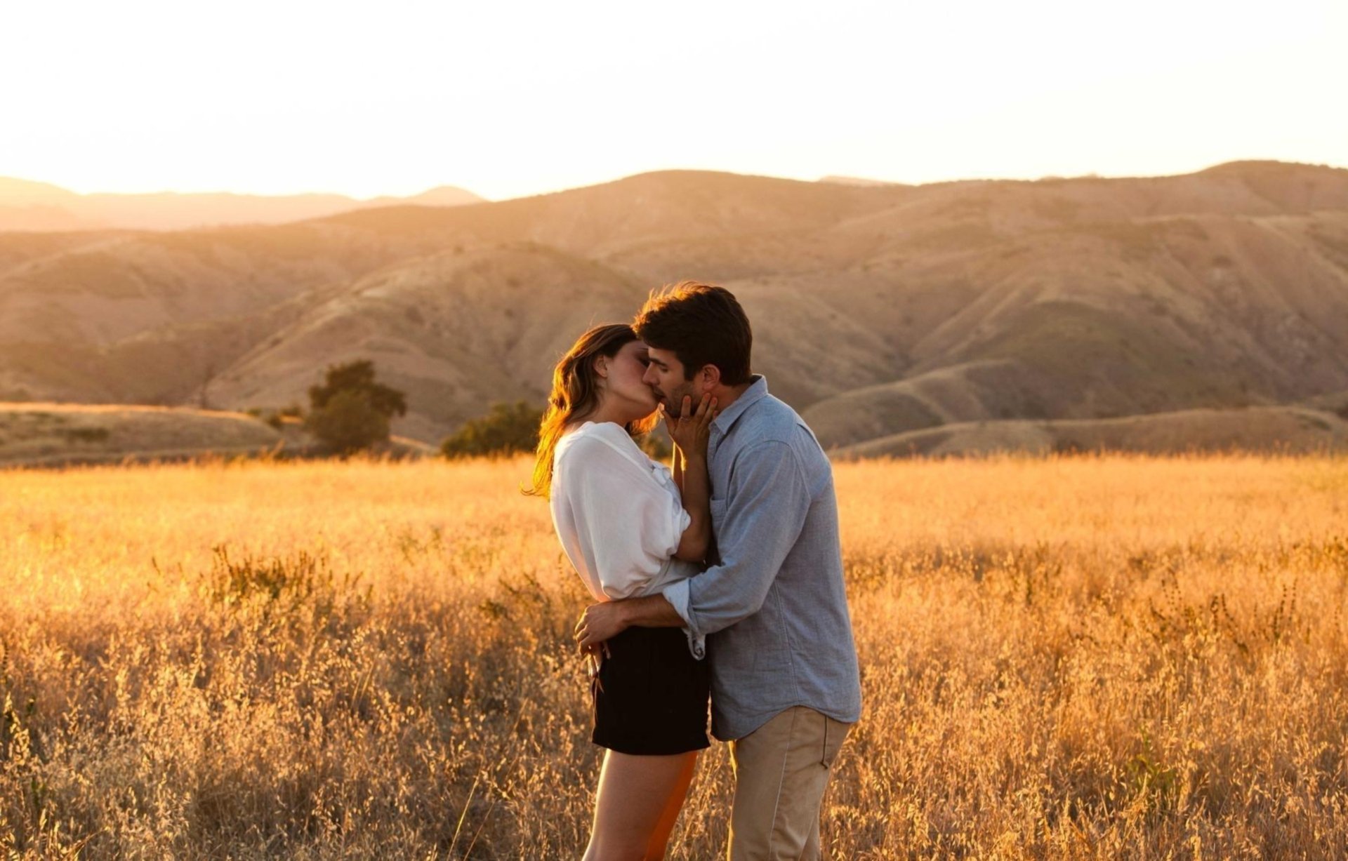 un gars une fille un baiser une étreinte d amour de terrain de la nature phoebe du tonkin de la prise de vue le clip