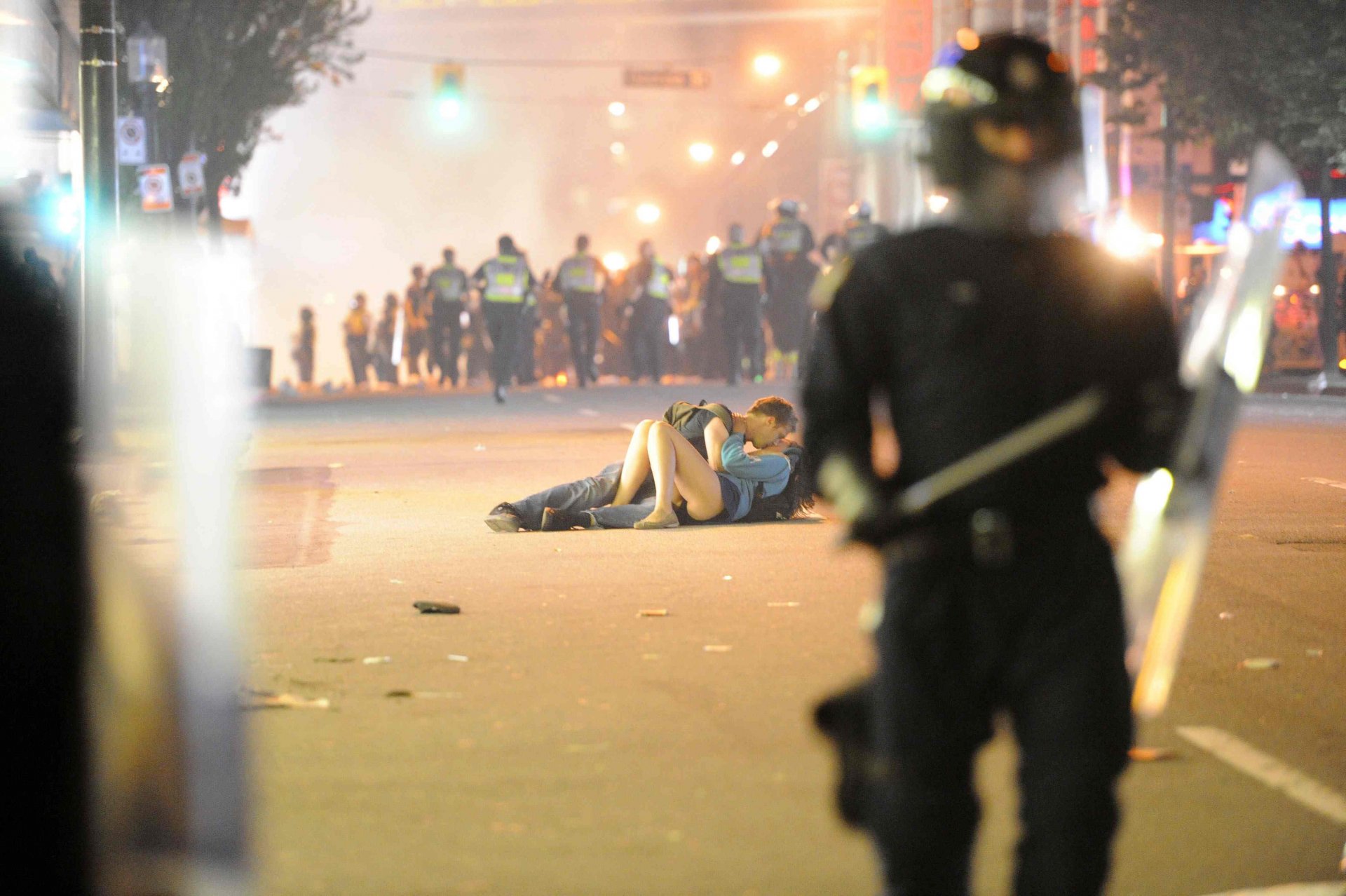 la jeune fille un gars un baiser la passion l agression le désordre la ville la route la police