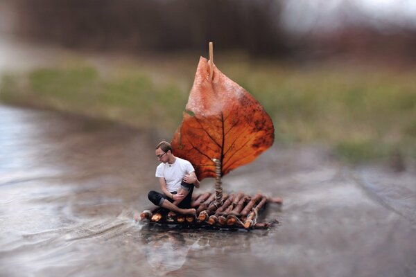 Foto de un chico en una balsa de madera