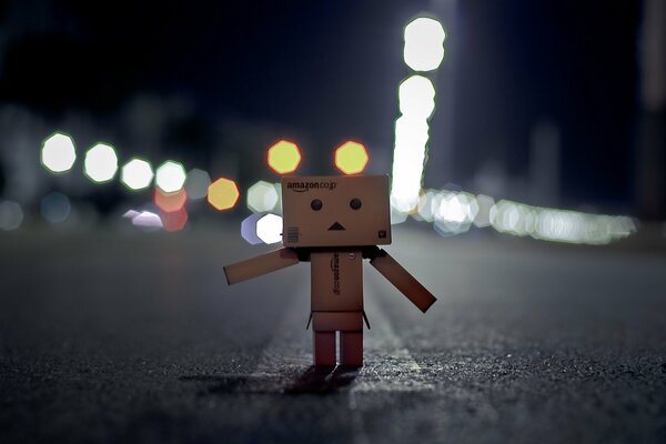 Danbo cartone uomo delirante sulla pista notturna illuminata dalle luci