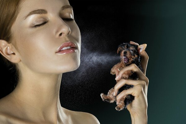 La jeune fille utilise le chiot sous forme de spray