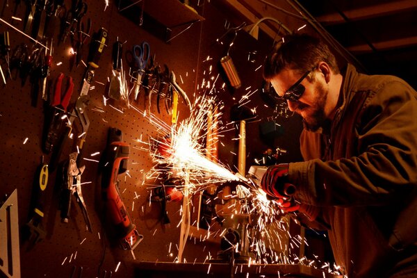 Un homme à lunettes fonctionne avec l outil