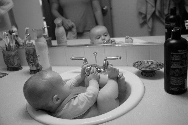 Bébé se baigne dans l évier mignon