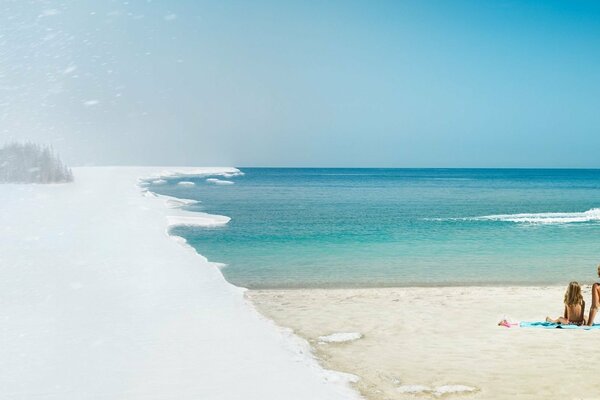 Symbolik der Verschmelzung der Jahreszeiten von Winter und Sommer mit einem Skifahrer im Schnee und Mütter und Töchter, die am Meer sitzen