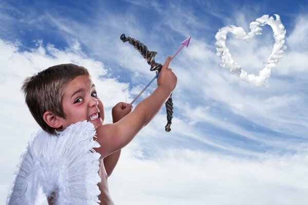 Imagen de un niño con alas de tiro con arco en el corazón
