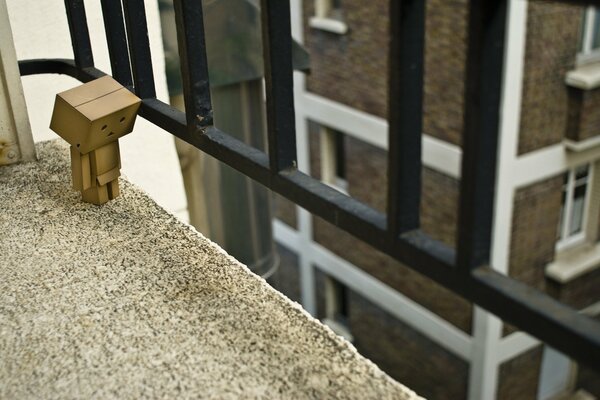 Danbo de la barrière du balcon de la maison