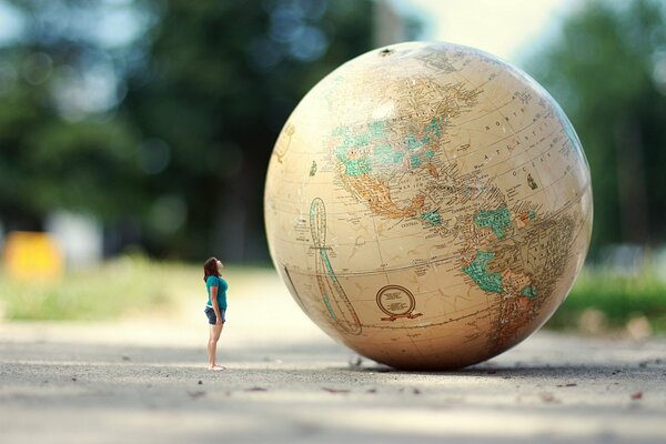 Fille regarde un gros Globe