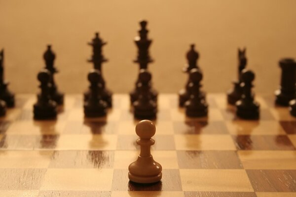 Giocare a scacchi da solo in campo guerriero